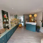 Entrée de l'institut, la boutique